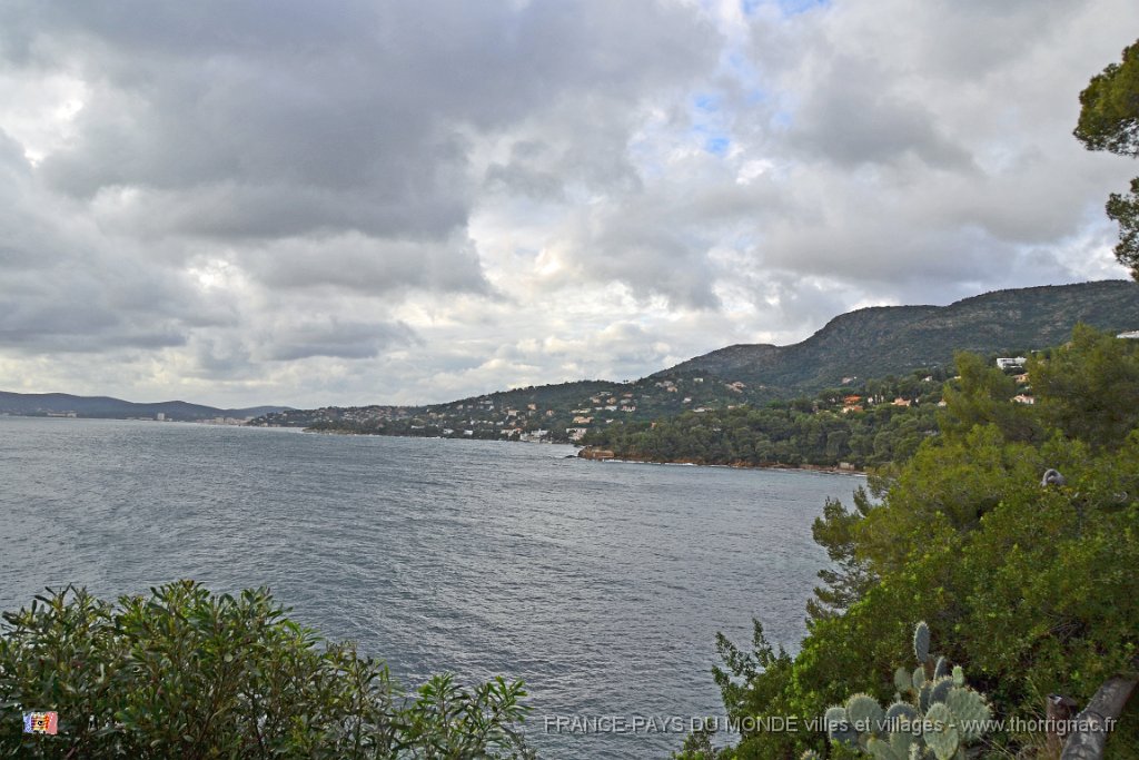 Pointe de la Seque Le lavandou 2.jpg - A droite, la Pointe de la Sèque.  Le 05 décembre sous la pluie.